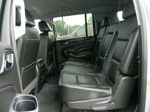 Used 2019 Chevrolet Suburban LT image 7