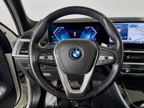 Used 2025 BMW X5 xDrive50e image 11