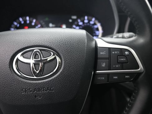 Used 2024 Toyota Highlander XLE FWD image 14