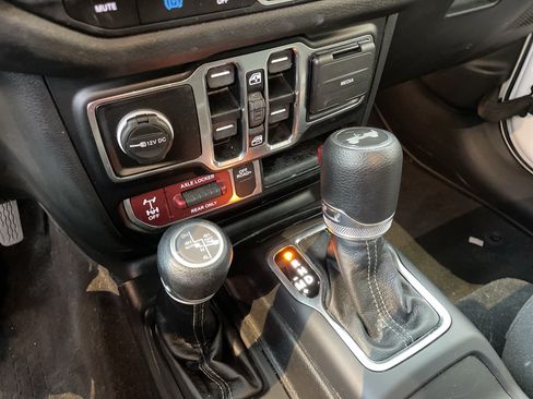 Used 2024 Jeep Wrangler Unlimited AWD/4WD image 28