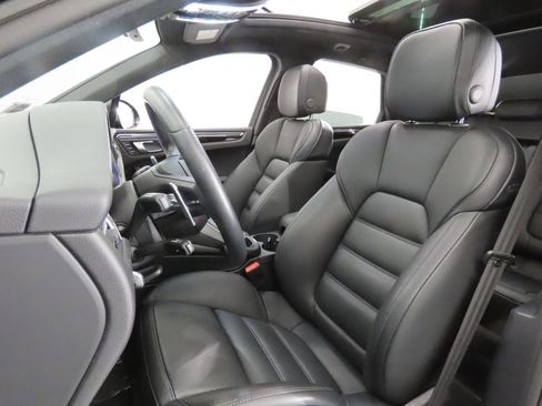 Certified 2026 Porsche Macan AWD/4WD image 5