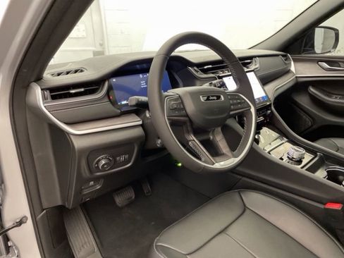 New 2025 Jeep Grand Cherokee Limited w/ Luxury Tech Group II RWD image 16