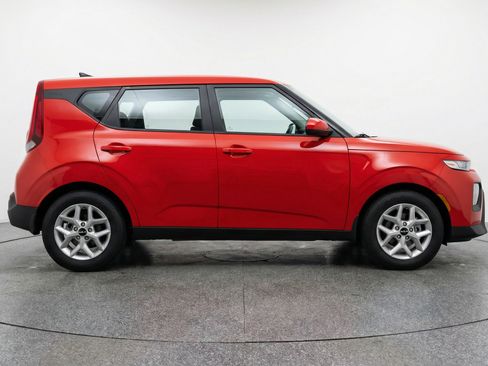 Used 2025 Kia Soul LX w/ LX Technology Package FWD image 11
