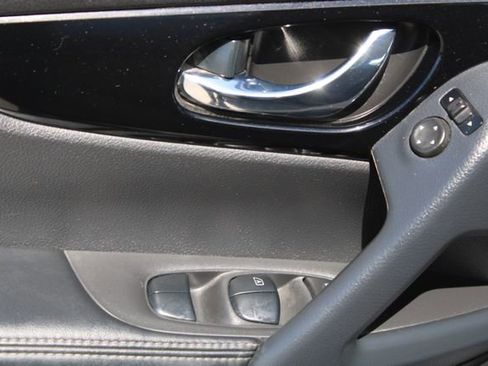 Used 2021 Nissan Rogue Sport SV image 14