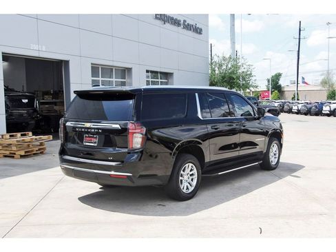 Used 2024 Chevrolet Suburban LT image 6