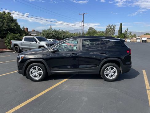 Used 2023 GMC Terrain SLE w/ Driver Convenience Package image 8