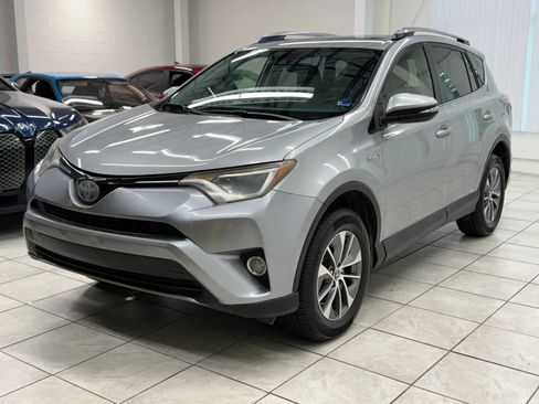 Used 2017 Toyota RAV4 XLE AWD/4WD image 3
