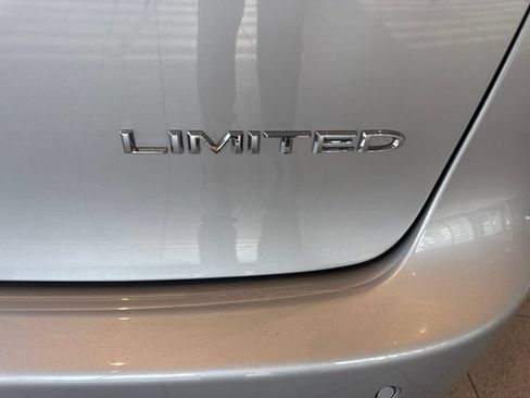 Used 2026 Chrysler Pacifica Limited FWD image 18