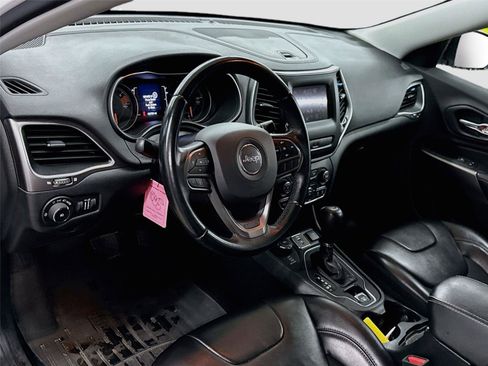 Used 2019 Jeep Cherokee Latitude Plus AWD/4WD image 7