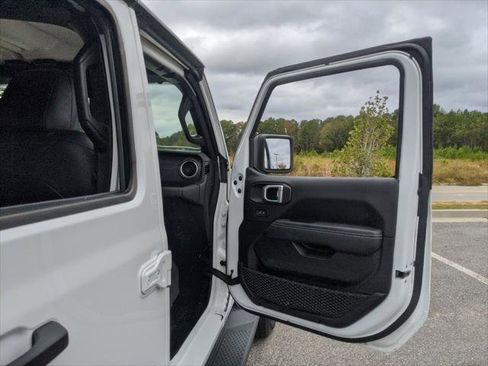 Certified 2022 Jeep Gladiator Overland w/ Popular Equipment Package image 52