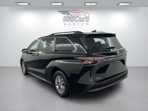 Used 2025 Toyota Sienna XLE FWD image 6