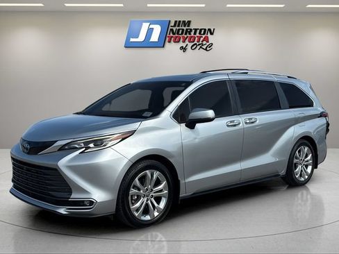 Used 2023 Toyota Sienna Platinum FWD image 1