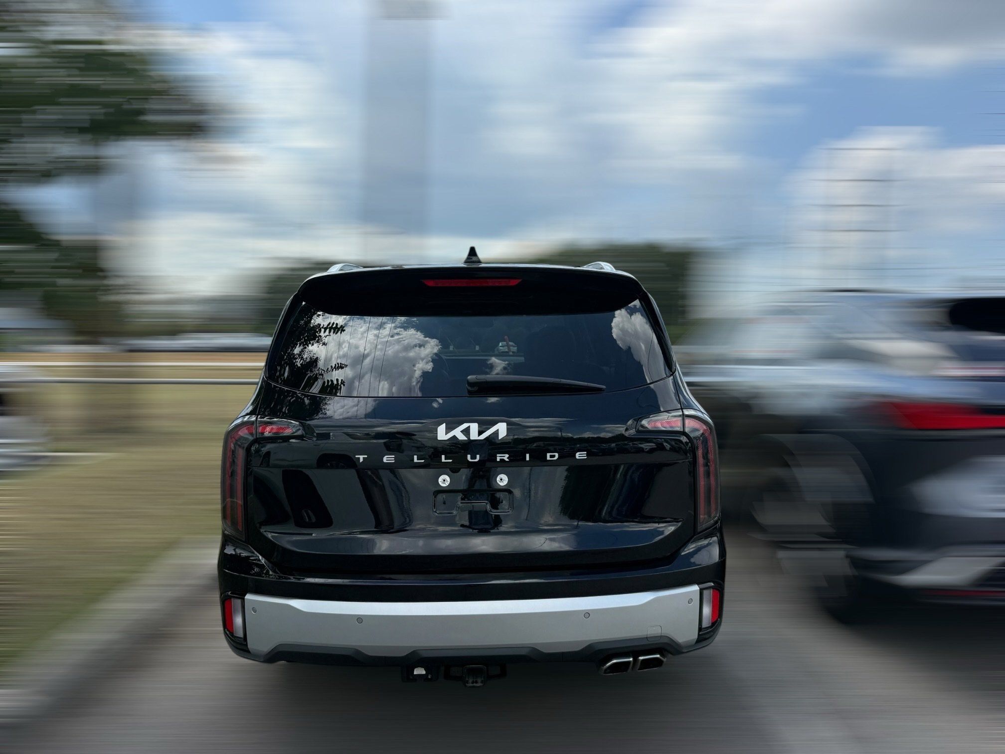 Used 2024 Kia Telluride SX w/ Towing Package FWD image 2