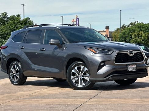 Used 2023 Toyota Highlander XLE FWD image 2