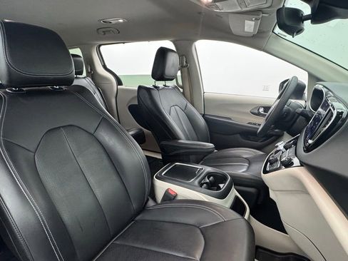 Used 2023 Chrysler Pacifica Touring-L FWD image 36