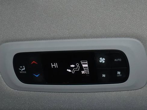 Used 2022 Chrysler Pacifica Touring-L image 31