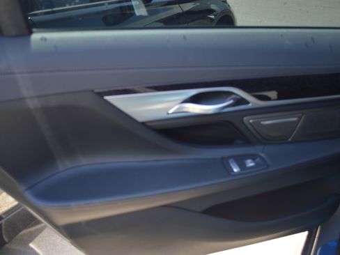 Used 2022 BMW 740i w/ M Sport Package image 27