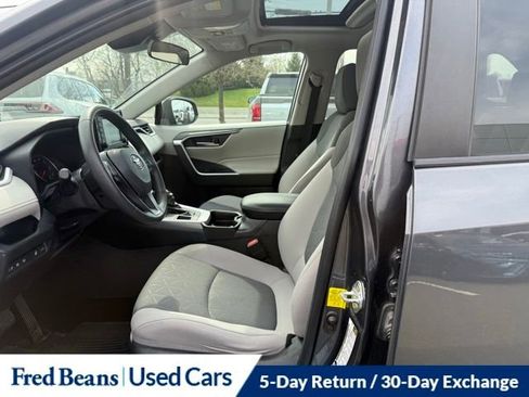 Used 2021 Toyota RAV4 XLE w/ Convenience Package image 18