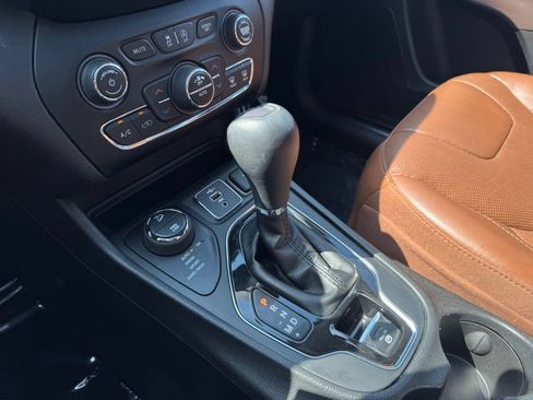 Used 2020 Jeep Cherokee Overland w/ Technology Group AWD/4WD image 21