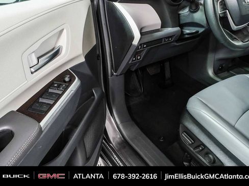 Used 2024 Toyota Sienna XLE FWD image 7