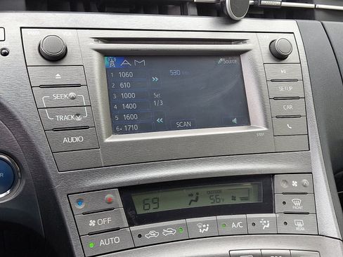 Used 2014 Toyota Prius Two FWD image 17