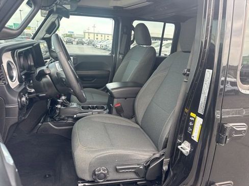 Used 2025 Jeep Wrangler Unlimited Sahara AWD/4WD image 16