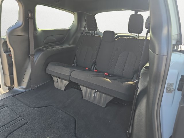 Used 2023 Chrysler Pacifica Touring FWD image 21