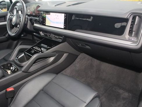 Certified 2025 Porsche Cayenne image 28
