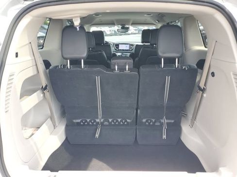 Used 2024 Chrysler Pacifica Touring-L FWD image 7