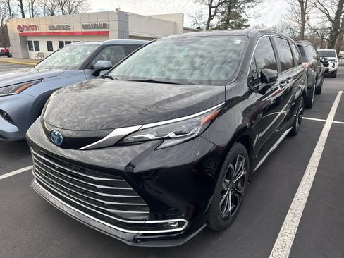 Used 2025 Toyota Sienna Platinum image 1