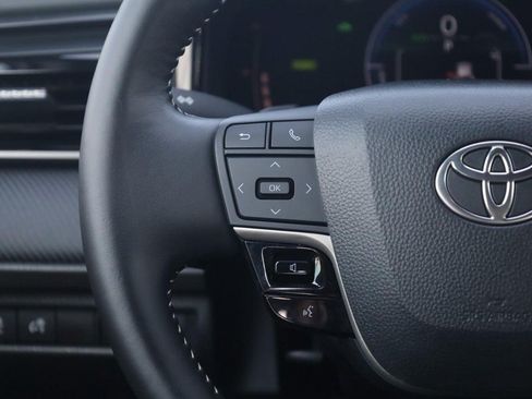 Used 2025 Toyota Camry SE FWD image 9