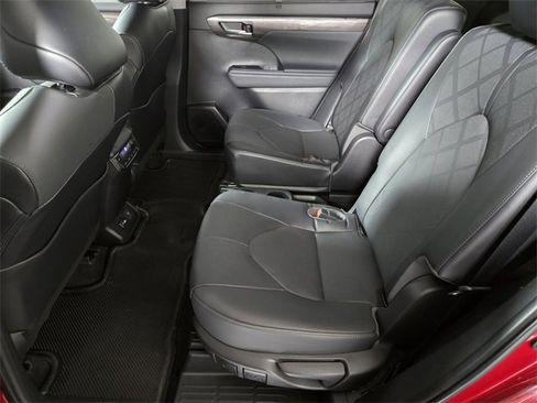 Used 2023 Toyota Highlander Platinum image 15