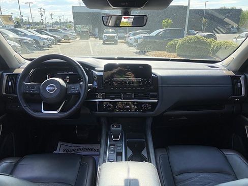 Used 2024 Nissan Pathfinder Platinum FWD image 16