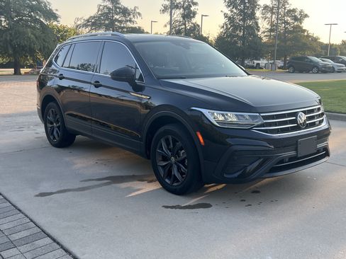 Certified 2022 Volkswagen Tiguan SE FWD image 2