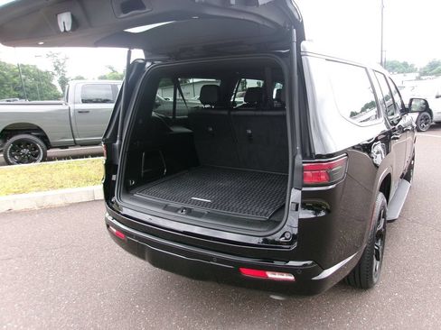 Certified 2024 Jeep Wagoneer L Series II AWD/4WD image 18