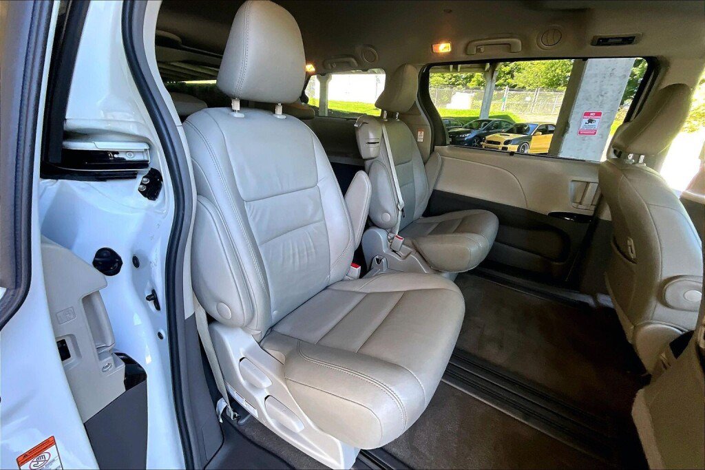 Used 2017 Toyota Sienna XLE FWD image 16