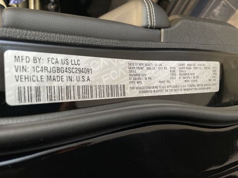 Used 2025 Jeep Grand Cherokee Limited w/ Luxury Tech Group II image 40