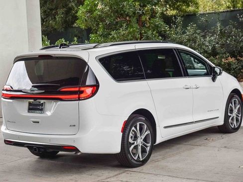 New 2026 Chrysler Pacifica Pinnacle w/ Trailer Tow Group AWD/4WD image 6