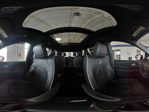 Used 2025 Chrysler Pacifica Limited image 51