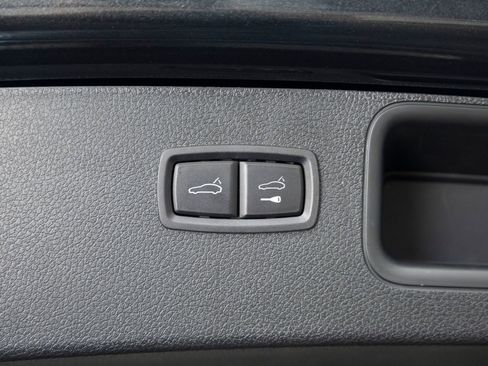 Certified 2025 Porsche Macan AWD/4WD image 40