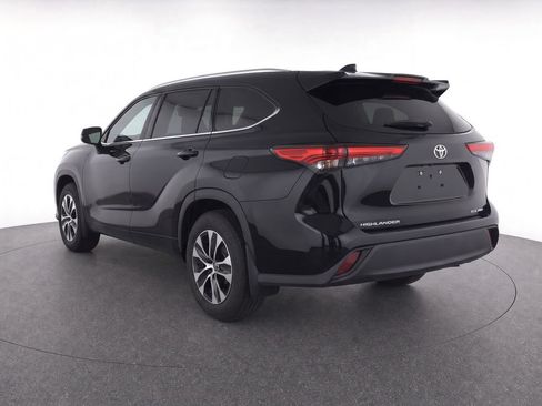 Used 2021 Toyota Highlander XLE AWD/4WD image 3