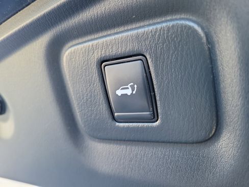 Used 2019 Nissan Pathfinder SL image 11