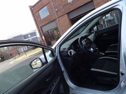 Used 2021 Nissan Versa SV image 10