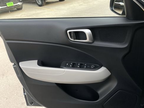 Used 2025 Hyundai Venue SEL image 20