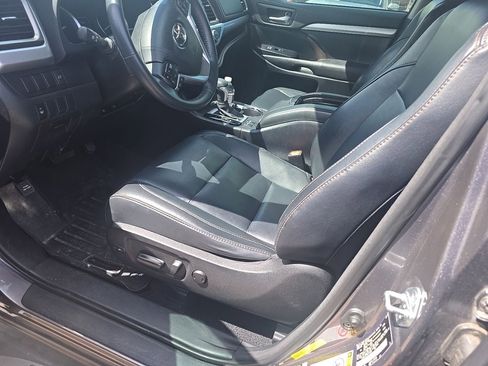 Used 2016 Toyota Highlander XLE FWD image 9