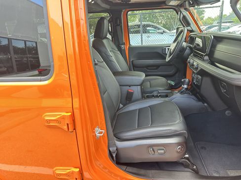 Used 2025 Jeep Wrangler Unlimited Sahara AWD/4WD image 9