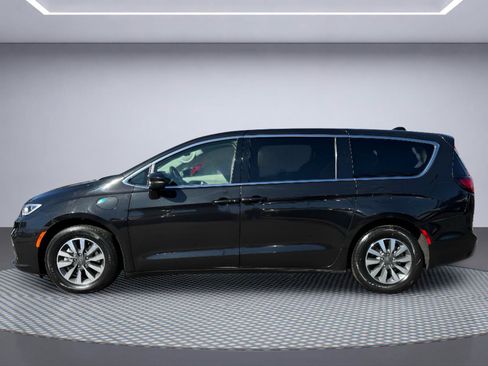 Used 2023 Chrysler Pacifica Touring-L FWD image 3