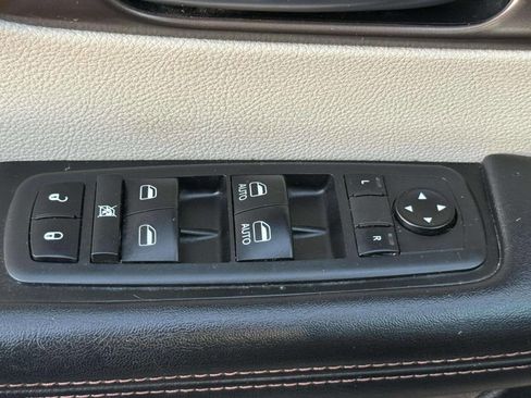 Used 2018 Chrysler Pacifica Touring-L image 28