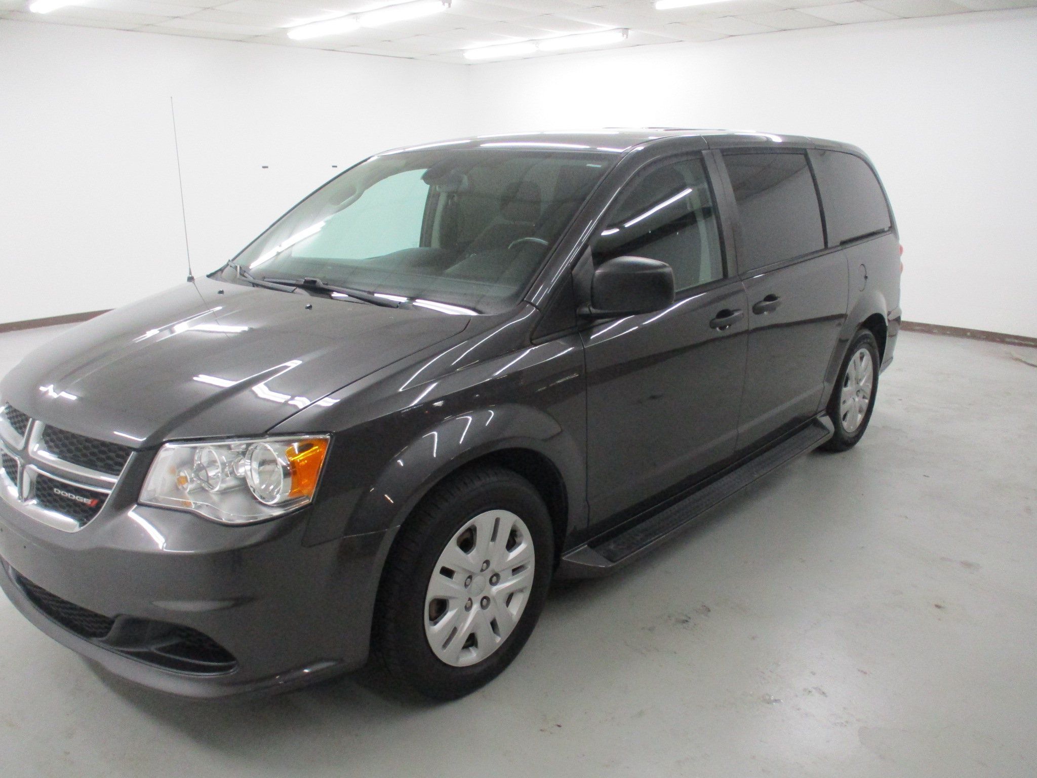 Used 2019 Dodge Grand Caravan SE w/ UConnect Hands-Free Group FWD image 3