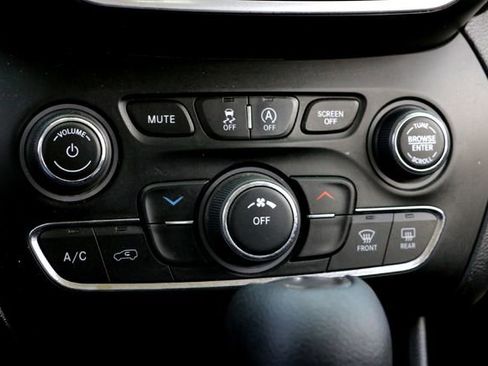 Used 2020 Jeep Cherokee Latitude FWD image 15